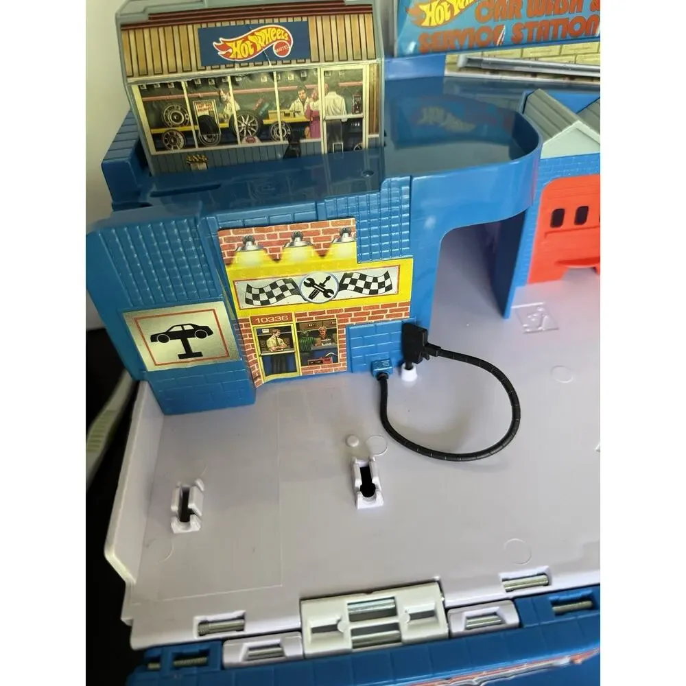 2015 Mattel Hot Wheels Stow and Go Folding Race Track Service Station DMW90
